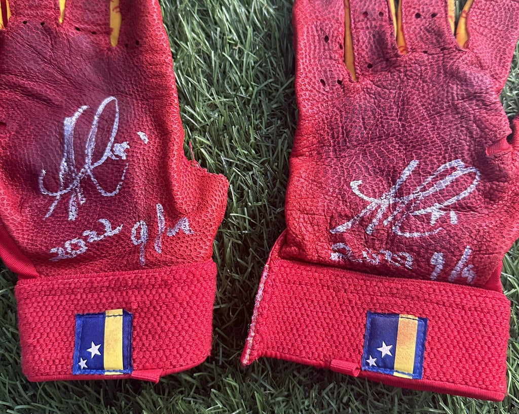 Ozzie Albies Atlanta Braves Game Used Batting Gloves 2022 Signed GUG LOA “Torn”