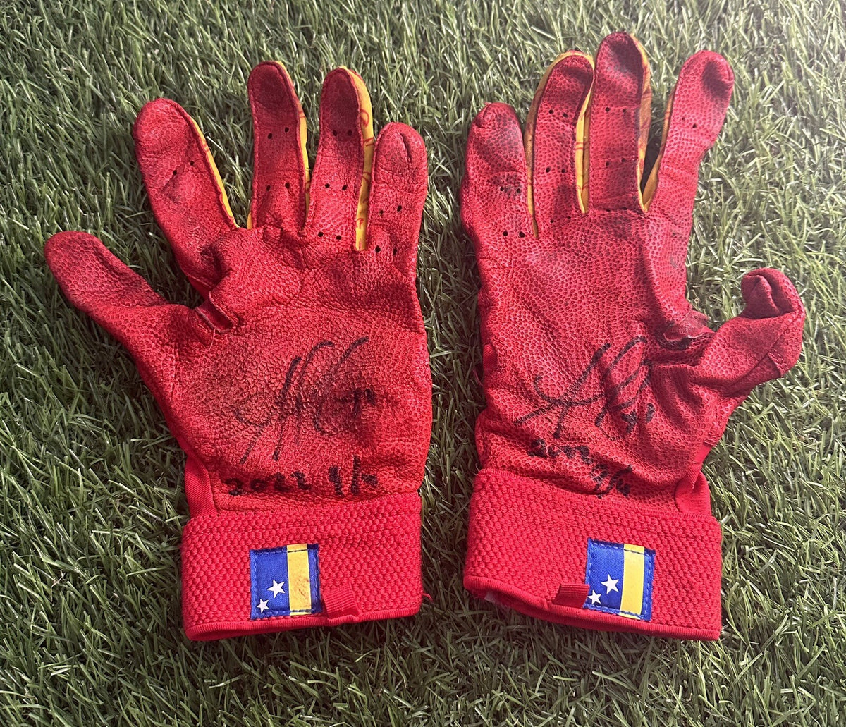 Ozzie Albies Atlanta Braves Game Used Batting Gloves 2022 Signed GUG LOA