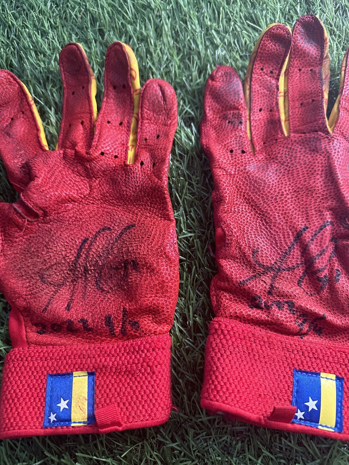 Ozzie Albies Atlanta Braves Game Used Batting Gloves 2022 Signed GUG LOA