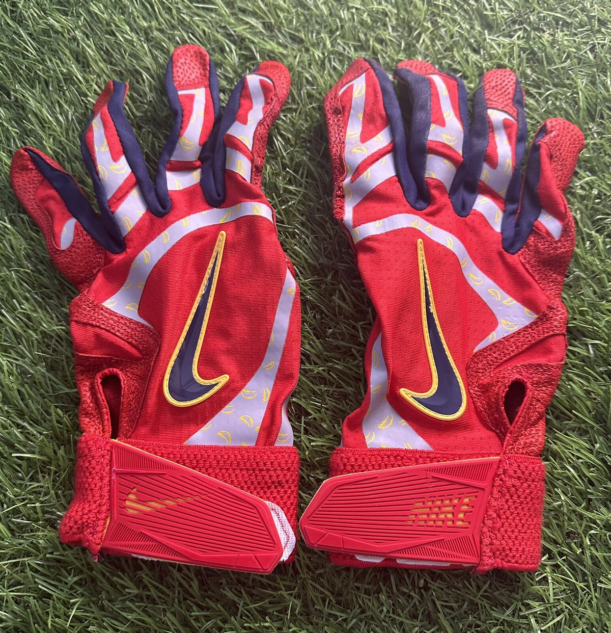 Ozzie Albies Braves Game Used Batting Gloves 2022 Signed GUG LOA Red/Blue/Grey