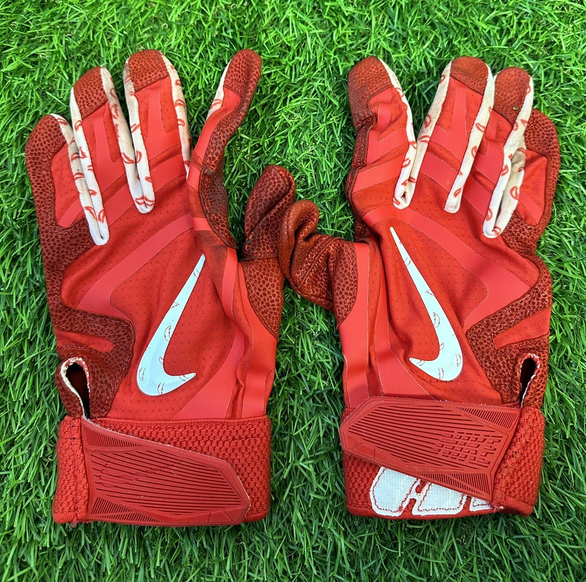 Ozzie Albies Atlanta Braves Game Used Batting Gloves 2022 Signed LOA