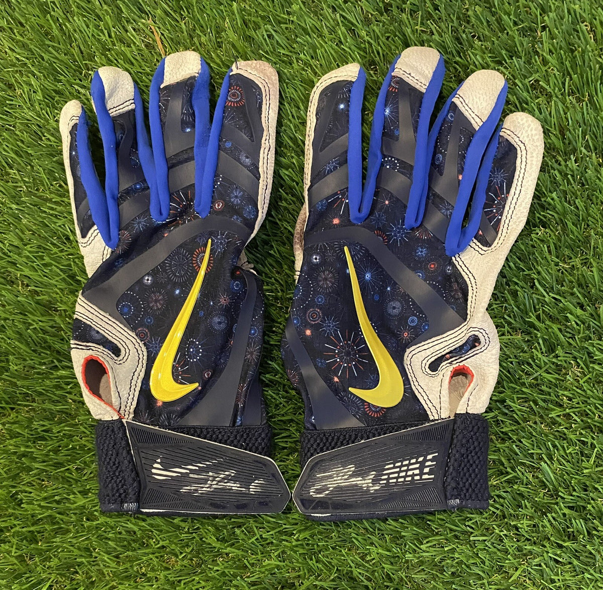 Jonathan India Cincinnati Reds Game Used Batting Gloves “2021 NL ROY” LOA Signed