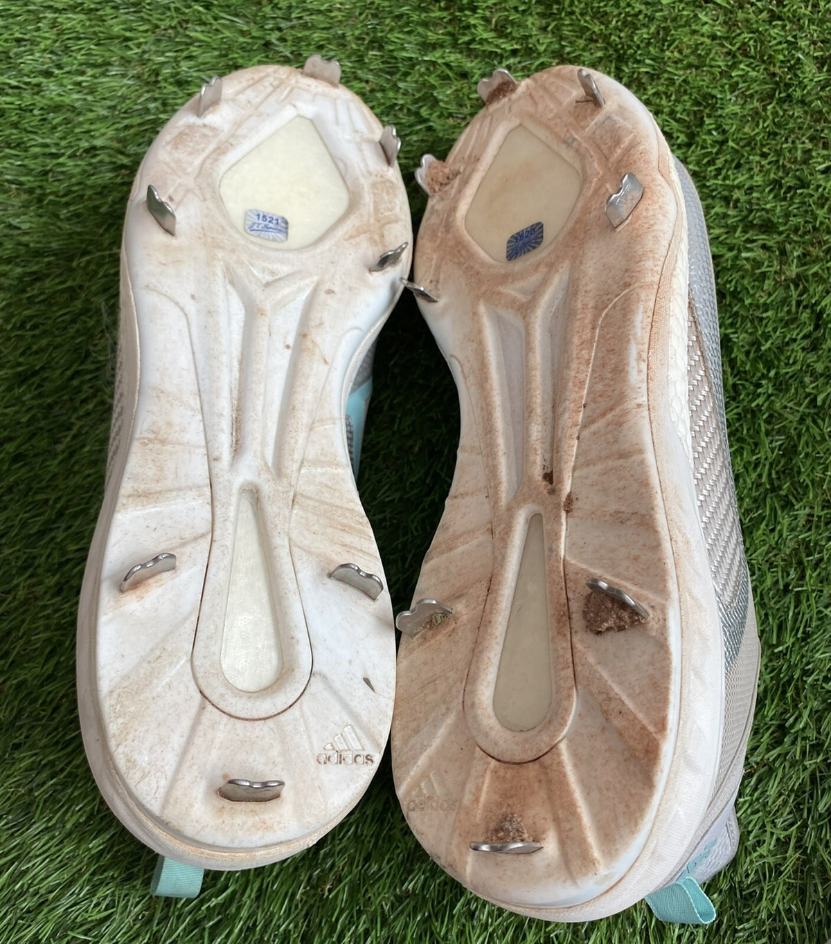 Kris Bryant Chicago Cubs Game Used Cleats 2021 Excellent Use Signed LOA