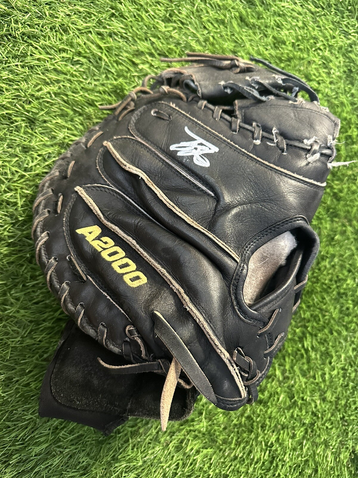 Tyler Stephenson Cincinnati Reds Game Used Catchers Glove Auto 2021-22 MLB Auth