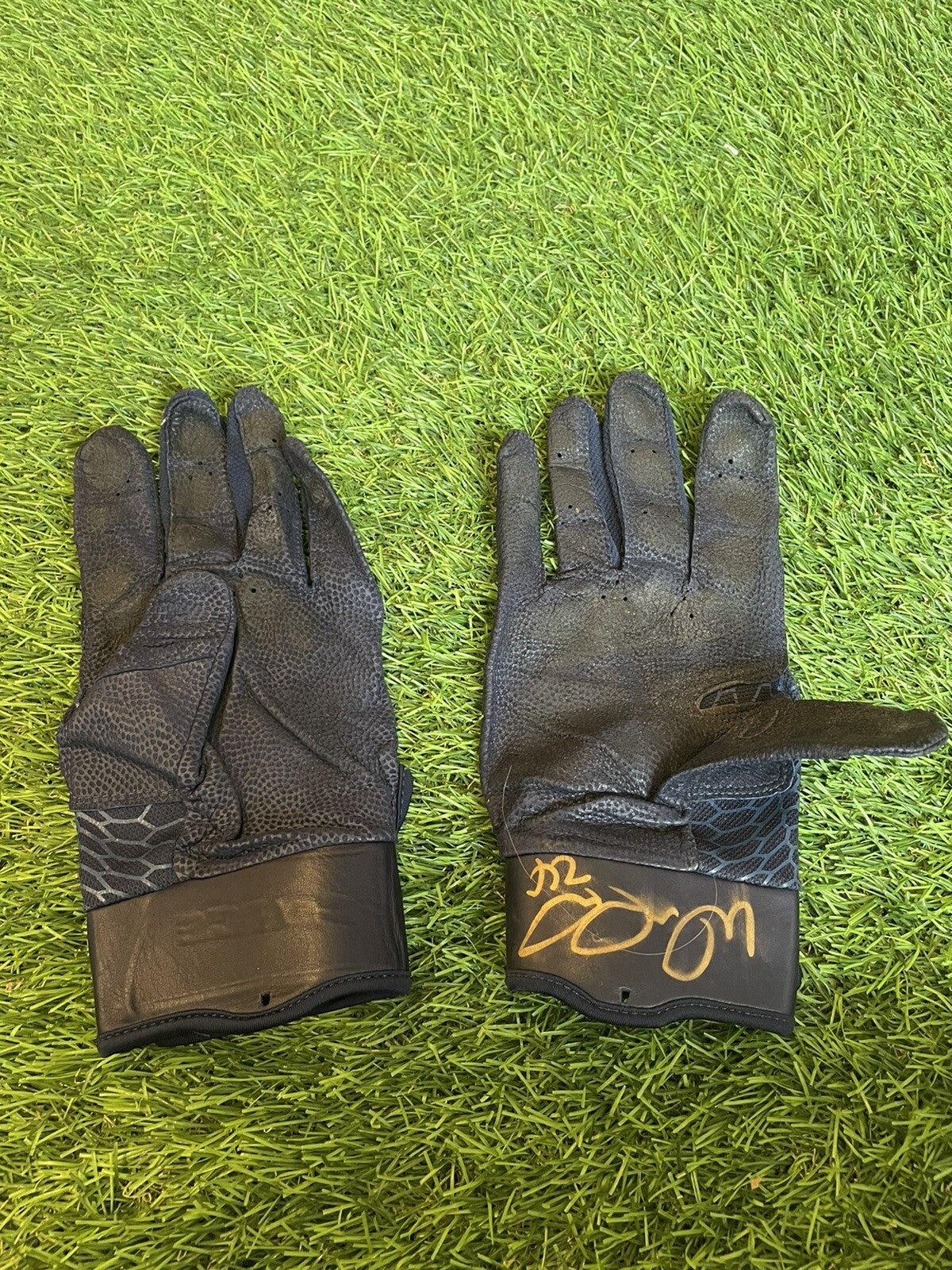 William Contreras Atlanta Braves Game Used Batting Gloves 2021 Signed LOA