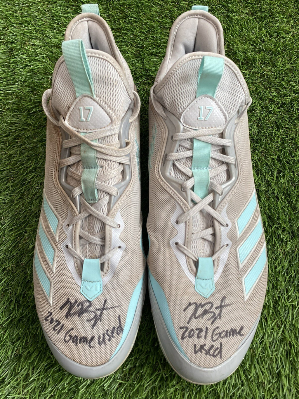 Kris Bryant Chicago Cubs Game Used Cleats 2021 Excellent Use Signed LOA