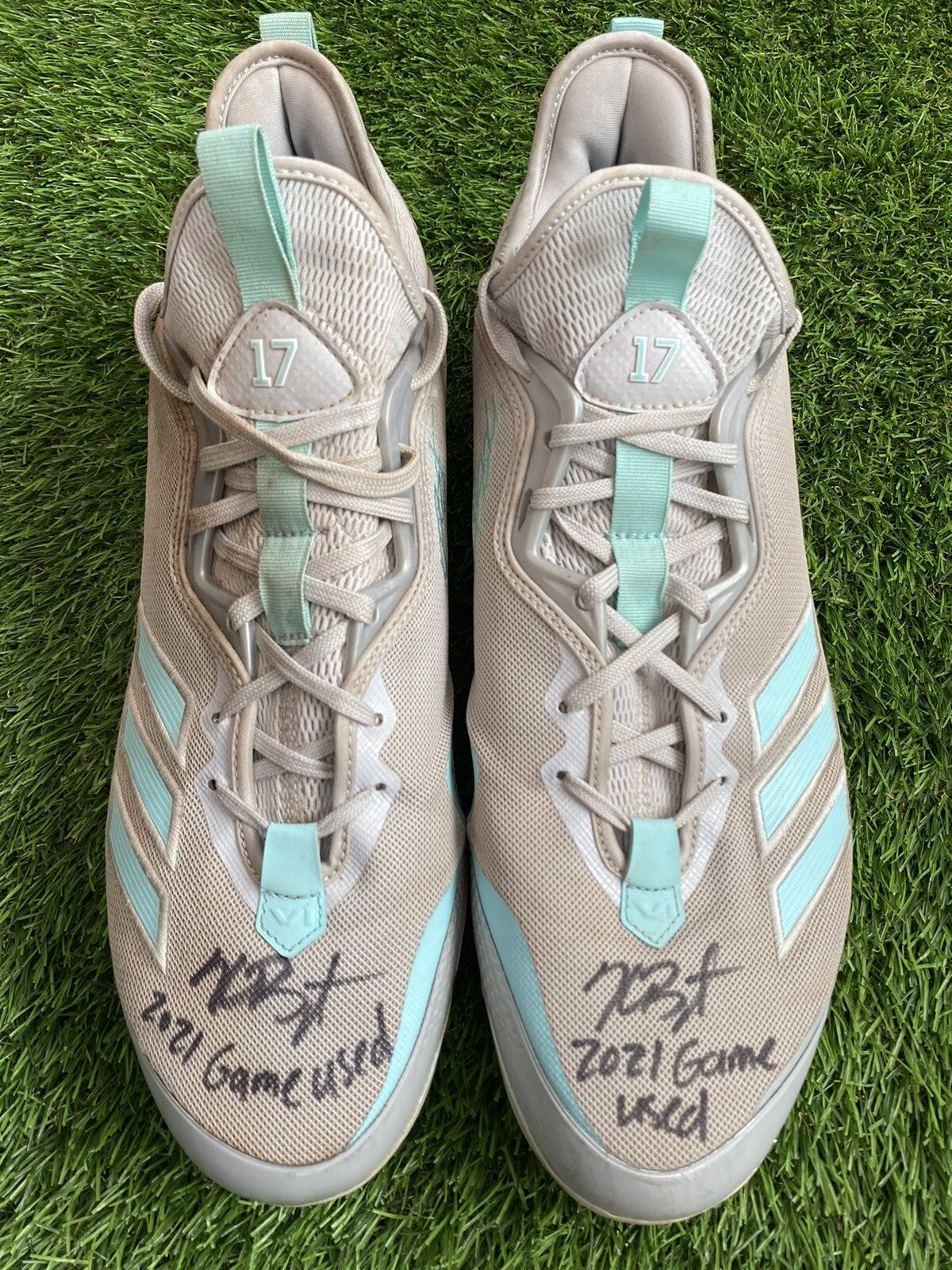 Kris Bryant Chicago Cubs Game Used Cleats 2021 Excellent Use Signed LOA