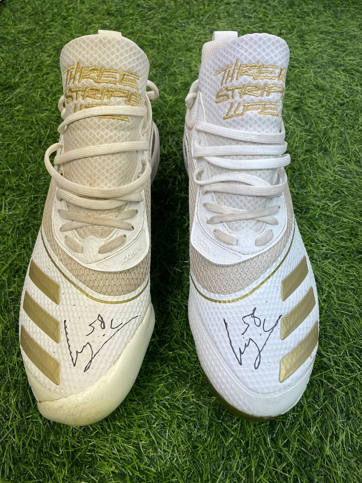 Luis Castillo Cincinnati Reds Game Used Worn Cleats 2021 Signed