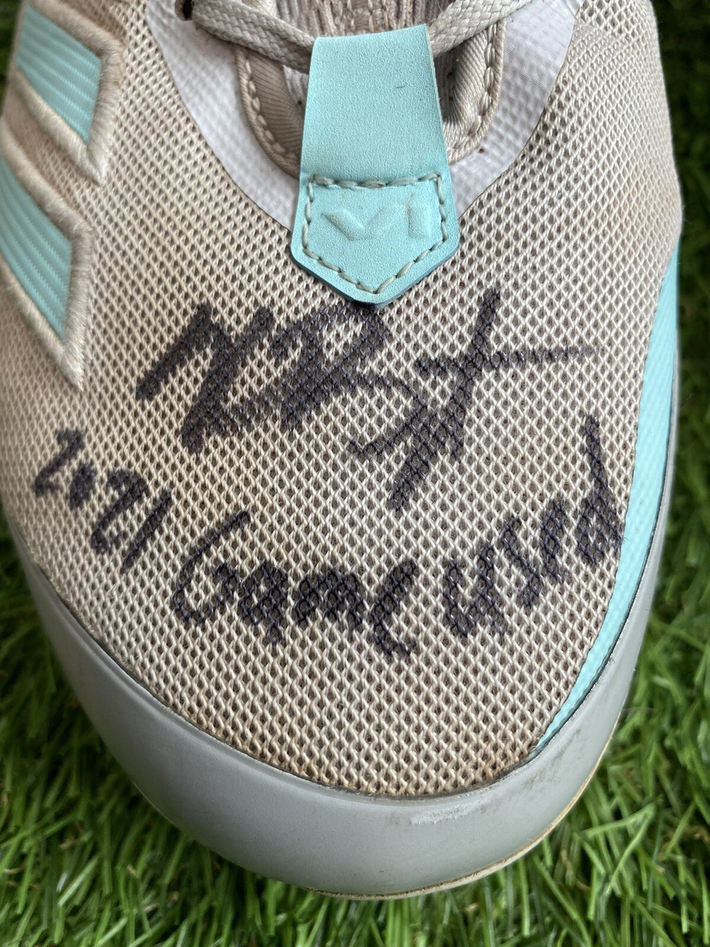 Kris Bryant Chicago Cubs Game Used Cleats 2021 Excellent Use Signed LOA
