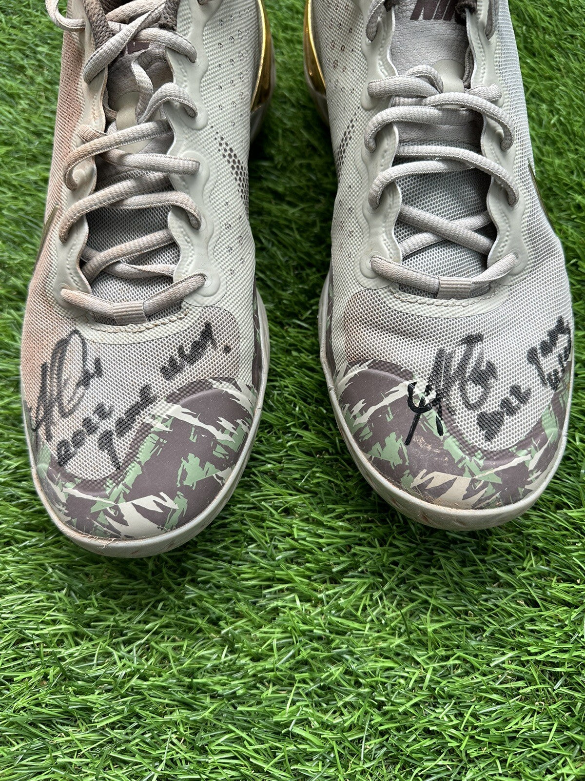 Ozzie Albies Atlanta Braves Game Used Worn Cleats “2022 Armed Forces” Signed LOA