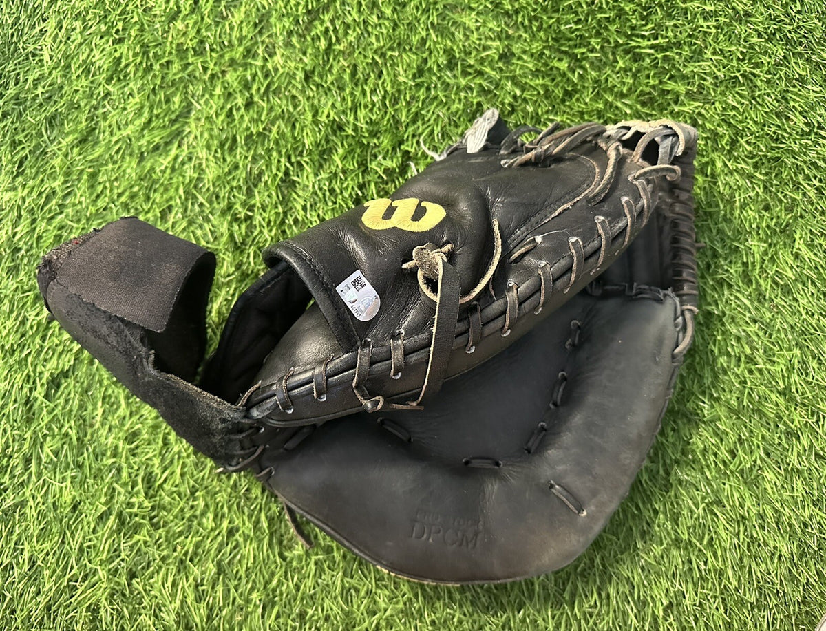 Tyler Stephenson Cincinnati Reds Game Used Catchers Glove Auto 2021-22 MLB Auth