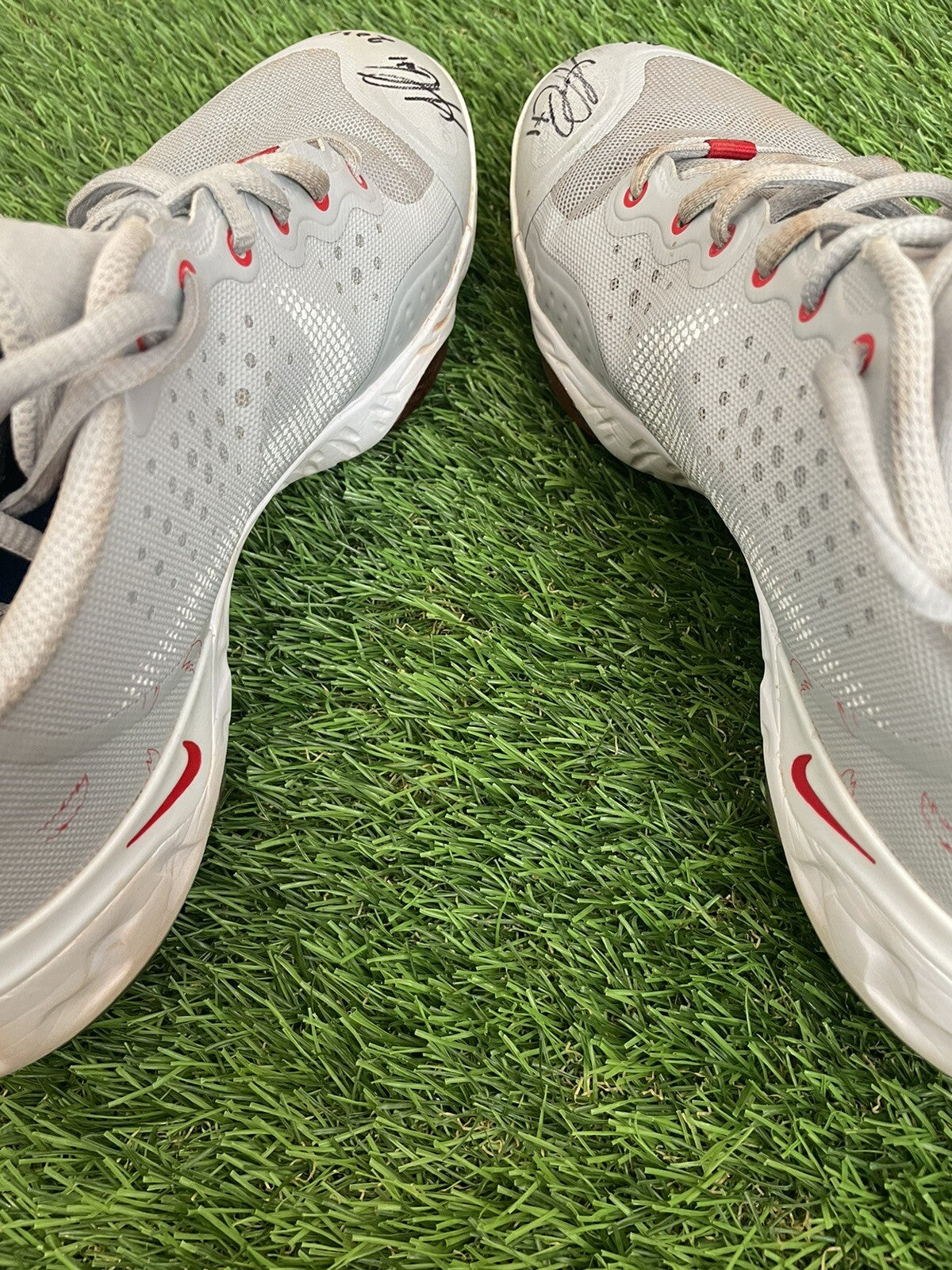 Ozzie Albies Atlanta Braves Game Used Cleats 2021 Signed LOA