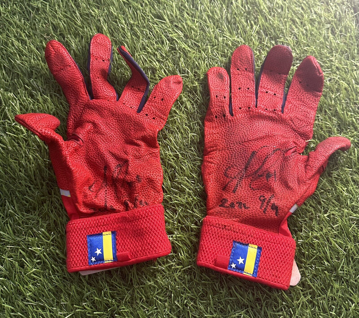 Ozzie Albies Braves Game Used Batting Gloves 2022 Signed GUG LOA Red/Blue/Grey
