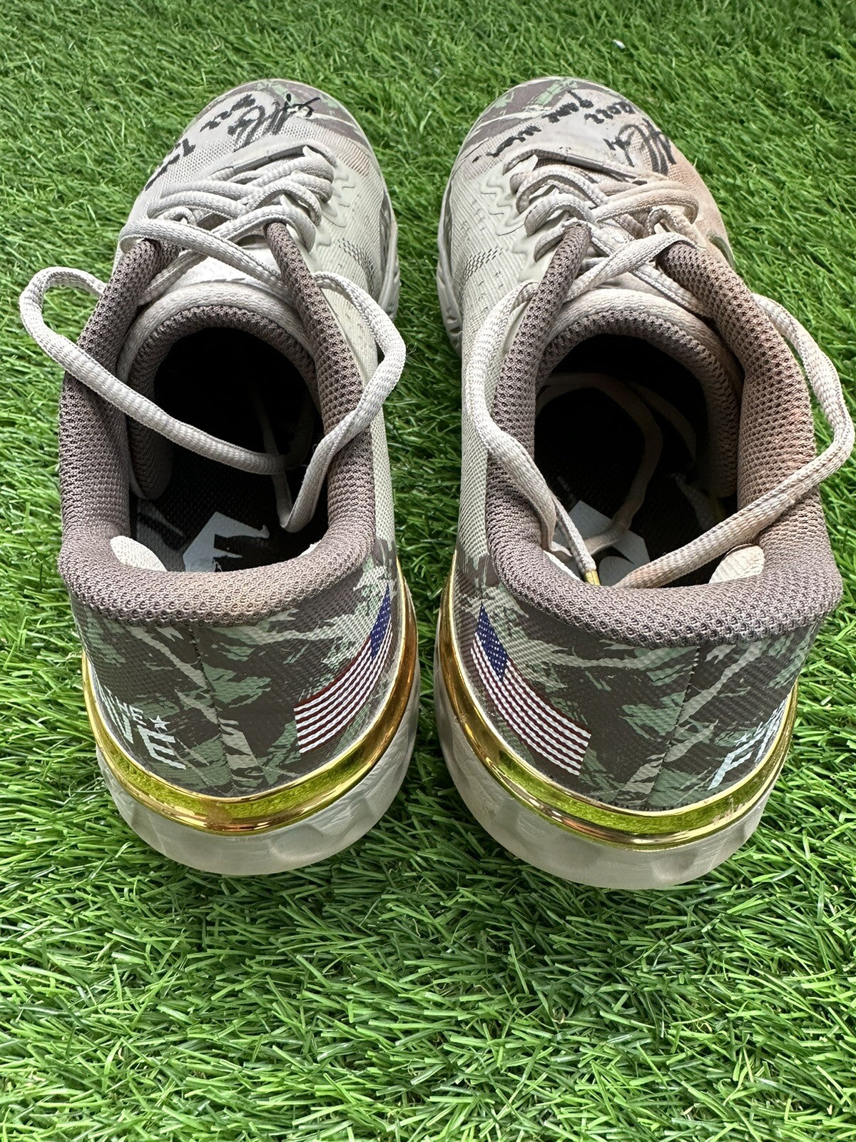 Ozzie Albies Atlanta Braves Game Used Worn Cleats “2022 Armed Forces” Signed LOA