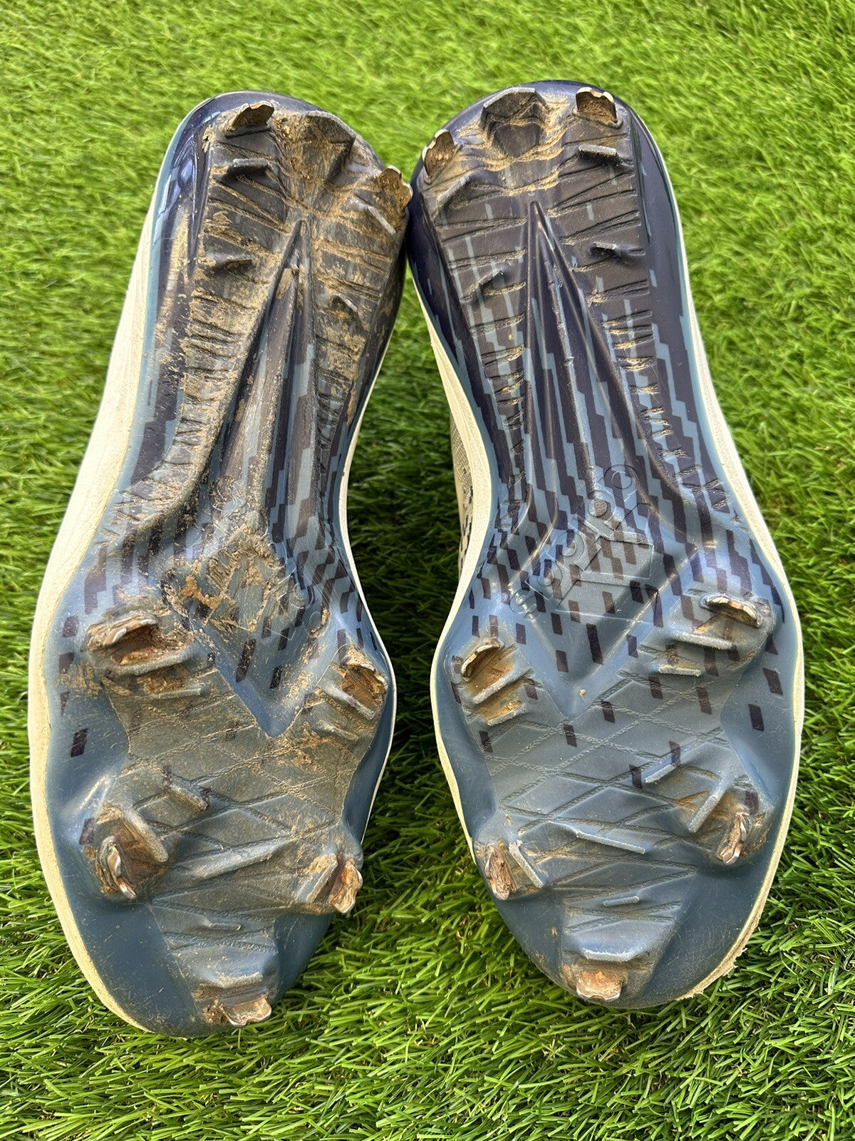 Luis Castillo Seattle Mariners Game Used Worn Cleats 2022 Signed LOA Auto