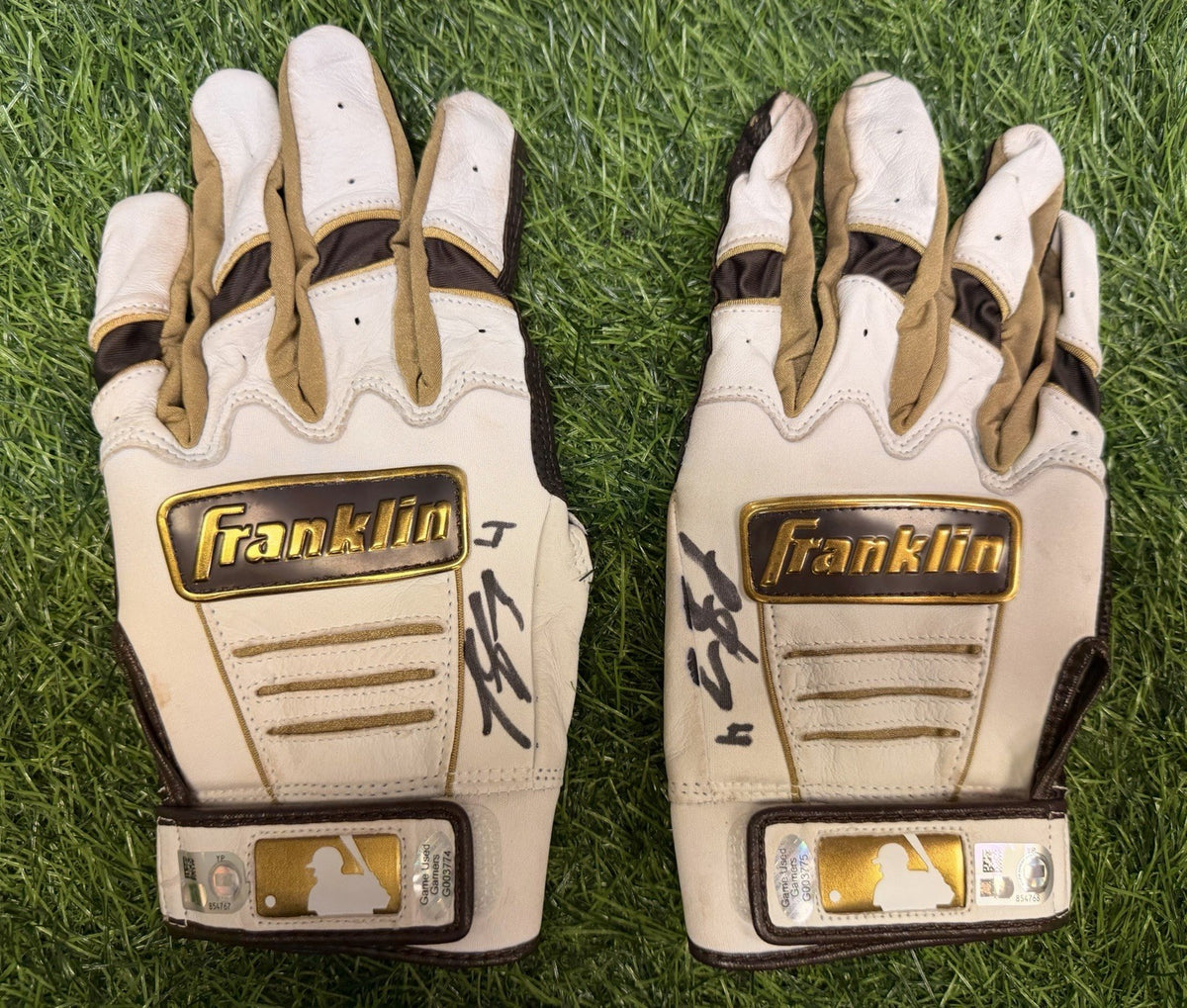 Luis Arraez Game Used Batting Gloves 2024 Padres Signed MLB GUG LOA